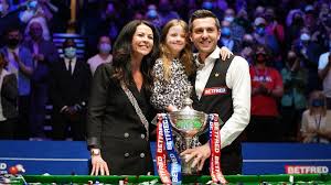 Russland weiter souverän, tschechien verliert gegen schweiz. Snooker Wm 2021 Mark Selby Bekommt Den Wm Pokal Uberreicht Snooker Video Eurosport