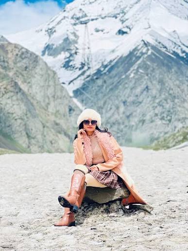 The mountains had snow.. ❄️She had her glow🤍🤎 🥰🫠 Kashmir outfit ideas,  Kashmir fashion, Kashmir travel look, snow outfit inspiration, winter outfit  aesthetic, Sonmarg Kashmir, Sonmarg snow, Kashmir snow experience, Kashmir  tourism,