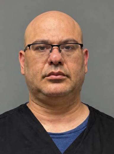 El médico de origen dominicano José Mahfoud, de 47 años, fue arrestado en Brookfield, Connecticut, acusado de agredir sexualmente a un paciente menor de edad y de proporcionarle metanfetamina mientras recibía tratamiento.