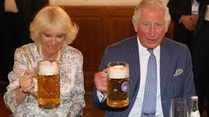 The duchess of cornwall gave an update on philip's condition during a visit to a vaccination centre. Camilla Parker Bowles Royaler Schluckspecht Hier Erfrischt Sich Die Herzogin Hochprozentig News De