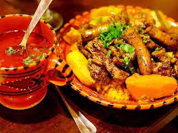 Notons au passage que le couscous désigne en fait la semoule de blé préparée, puis s'est étendue pour devenir le nom du plat. Le Petit Bleu Restaurants A Montmartre Paris