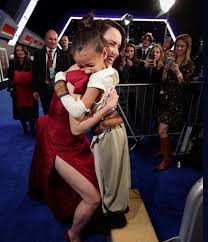 Daisy On Instagram Daisy With A Mini Rey Photo Credit Daisyridley Starwars Daisyjazzisobelridley Daisy Ridley Star Wars Rey Star Wars Star Wars Cast