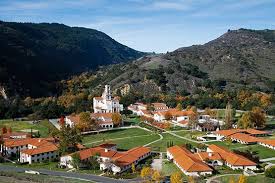 Take Advantage Of The Close Proximity To Nature At Tac And Go For A Hike Or Learn How To Surf Thomas Aquinas College Catholic Colleges College