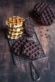La gaufre nous vient des grecs qui faisaient cuire entre des plaques de métal chaudes des gâteaux très plats qu'ils la gaufre dure, semblable à la gaufre de chasse mais dépourvue de sucre. Gaufres Liegoises Au Chocolat Amandine Cooking