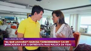 Narciza claudia saldanha tamborindeguy (rio de janeiro, 25 de outubro de 1966) é uma socialite, advogada, escritora e jornalista. Hora Do Faro Hora Do Faro Narcisa Tamborindeguy Cai Em Brincadeira No Deu A Louca No Faro Facebook