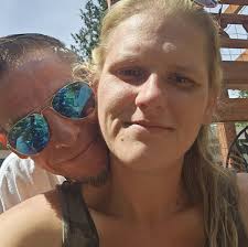 Are there hairstylists in Powell River who specialize in curly hair?