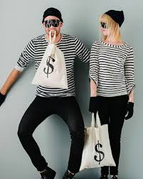 Cette année, on confectionne le ce déguisement de bonhomme de neige pour adulte est composé d'une combinaison et d'une écharpe. Idee De Deguisement Pour Halloween Adultes Deguisement Halloween Original Deguisement Halloween Costume De Couple