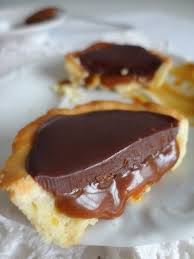 Tartelette Sablee Au Chocolat Sur Lit Coulant De Caramel Recette Dessert Gateaux Et Desserts Sables Au Chocolat