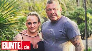 Dabei zieht vor allem caroline robens die blicke auf sich: Goodbye Deutschland Stars Caroline Andreas Robens Andreas Zeigt Sich Mit Raspelkurzen Haaren Youtube