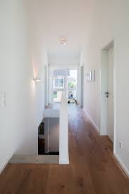 Weitere ideen zu haus, flur, flur dekor. Haus L Zentraler Flur Og Mit Luftraum Bis Unter Die Dachschrage Stkn Architekten Haus Haus Design Treppe Haus