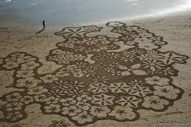 Artist Uses A Rake To Create Amazingly Large Sand Paintings Sand Drawing Beach Sand Art Sand Art