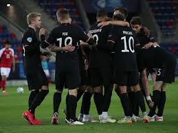 Eriksen bekommt herzdruckmassage auf dem platz. U21 Em Verrucktes Elfer Drama Gegen Danemark Deutscher Final Traum Geht Weiter Fussball