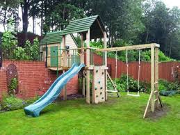 Klettergerust Im Garten Eine Fantastische Spielecke Fur Die Kinder Selber Gestalten With Images Climbing Frame Play Houses Garden Playhouse