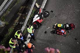 It involved 2 cars, 1 lorry and 2 motorcycles. O H3srcfppjbjm