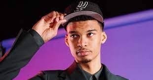 Zach Buckley's Instagram, Twitter & Facebook