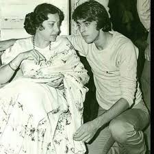 Lady Nargis Dutt With Son Sanjay Dutt Throwback Pictures Bollywood Photos Bollywood News