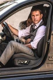 Le compte à rebours du premier film tourné hors de la planète terre est lancé! Tom Cruise Filme Assis Tranquillement Sur Le Toit D Un Tgv Bx1