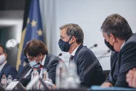 18 juni 2021 het comité stelt vast dat het aantal dagelijkse ziekenhuisopnames de voorbije zevendaagse periode tot minder dan 75 opnames per dag is geëvolueerd en dat het aantal ziekenhuisbedden ingenomen door coronapatiënten minder dan 1.000 bedraagt. Overlegcomite Van 28 Mei Wordt Uitgesteld Naar 4 Juni Het Nieuwsblad Mobile