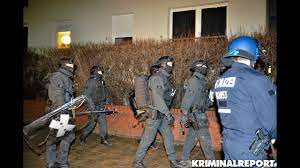 Polizisten vor dem haus in der rigaer straße 94. Rigaer 94 Bei Raumung Eine Million Sachschaden Und Henkel Im Kofferraum