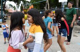 Juegos tradicionales del ecuador es importante considerar y rescatar los juegos tradicionales de nuestro país el juego de la cuerda es de fuerza aquí participan dos grupo cada uno se coloca a un extremo de la cuerda y empiezan a tirar con fuerza sin ceder un solo espacio. Juegos Tradicionales Y Cita De Amigos En Fiesta Juliana Comunidad Guayaquil El Universo