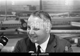 J. William Middendorf, the new ambassador of the United States,  Netherlands, arrives at Schiphol Airport Date: July 8, 1969 Location:  North-Holland, Schiphol Keywords: arrival and departure, ambassadors,  portraits Person Name: Middendorf, J.