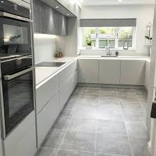 Cuisine Moderne Cuisine Equipee Profil Gola En Led Granit Artificiel Gris Clair Poignee Encas En 2020 Cuisine Moderne Grise Cuisine Moderne Cuisine Equipee Moderne