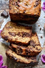 Cake A La Banane Facile Vegetalien Aux Pepites De Chocolat In 2020 Food Recipes Vegan Cupcakes
