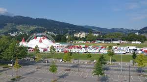 Am abend sonnig mit quellwolken über den bergen. Unwetter In Luzern Zirkus Knie