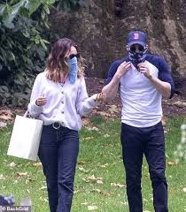 Lily james & chris evans may be our quarantine dating goals. Pin By ×¨×¢×•×ª ×©×œ×•×ž×•×'×™×¥ On Chris Evans Chris Evans Lily James Chris