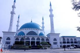 جوهر بهرو, chinese:新山) (also johor baru or johore baharu, informally called jb) is a city and the state capital of johor in malaysia. Keindahan Masjid Terbesar Di Johor Bahru