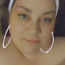 It seems like someone threw this cat into my yard last night. I was really  surprised when I opened the door this morning—the cat immediately came in  and ate together with my