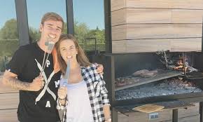Sign up for free now for the biggest moments from morning tv. Antoine Griezmann Enjoys Bbq With Girlfriend Erika Choperena After Starring In Atletico Madrid Victory Daily Mail Online