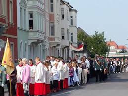 Fronleichnam — fronleichnamsprozession … deutsch wikipedia. Fronleichnamsprozession In Nord Ost
