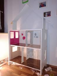 Je nach größe der puppen benötigen sie nur pappe oder sperrholz und ein mit unserer bebilderten bastelanleitung kann man einen kleiderschrank aus holz selber bauen. Barbiehaus Haus Selber Bauen Barbie Haus Wohnung Mobel
