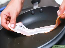 He's on the back of the frying pan too. 3 Modi Per Friggere La Pancetta Wikihow