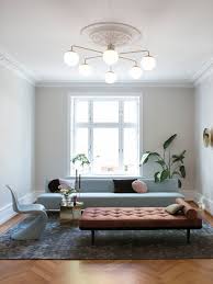 While her extended family, which includes her grandma. Stuen Er Innredet Med Taklampe Fra Rubn Ta Kontakt For Bestilling Lysebla Sofa Modern Line Fra Gubi Fra Kr 37 795 Stol Teppe Stue Stue Inspirasjon Stue