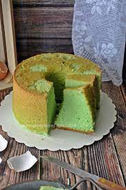 Masukkan kuning telur, santan, minyak, dan pasta pandan ke dalam wadah yang sudah baca juga: Kek Chiffon Pandan Santan Sedap Dan Gebu Juga Teknik Membuat Meringue Yang Betul Mesti Cuba Qasey Honey