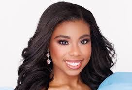 Kelli Hamilton's Instagram, Twitter & Facebook