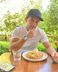 Her proud parents shared an adorable photo of the infant and. Lagi Cawangan Bubble Bee Dibuka Hairul Azreen Ikut Jejak Langkah Shuib Sepahtu