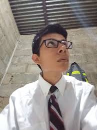 Hola, aquí Superboy, antes no había mostrado mi cara Pero quise aprovechar  que tenía una chaqueta de Superman y me puse a tomarme una sesión de fotos,  espero y les guste, si