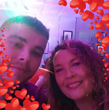 Does anyone know off any second hand wedding dress shops?, looking to sell  mine.🤞🏻