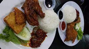 Nasi ayam penyet yang asalnya dari negara jiran iaitu indonesia, ada pelbagai versi untuk sediakan hidnagan ni, dan che nom. Wong Solo Kuala Lumpur Foodadvisor
