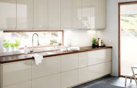 Le bois blanchi du sol et les placards blancs se combinent à merveille avec les comptoirs de bois chaleureux. Cuisine Ikea 40 Modeles Canons Pour Tous Les Budgets