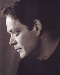 NuestraGente Raúl Julia (1940-1994) fue un actor puertorriqueño que vivió y  desarrolló la mayor parte de su carrera en Estados Unidos. Ganador de un  Globo de Oro, hizo teatro, cine y televisión.