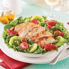 salade repas au poulet grille fraises et kiwis healthy recipes cooking recipes meals