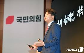 2016년 4월 국회의원 총선거를 앞두고 새누리당은 심각한 공천 내홍을 앓았다. ì‹ ì§„ ìœ ì¼ ìƒì¡´ ì´ì¤€ì„ ë„¤ê±°í‹°ë¸Œ ì—†ì´ ëê¹Œì§€ ë¹„ì „ê³¼ ë¯¸ëž˜ë¡œ ìŠ¹ë¶€ 2016ë…„ ì œ20íšŒ êµ­íšŒì˜ì› ì„ ê±°
