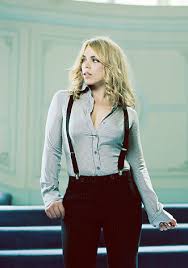 Billie Piper Let S Pretend This Is Rose A Couple Years After She And John Smith Wink Got Married And Had Kids In That Alter Billie Piper Billie Rose Tyler