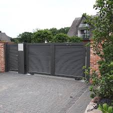 Zaune Und Tore Aus Hochwertigem Aluminium Eine Grosse Auswahl An Gestaltungsmoglichkeiten Fur Ihren Gartenzaun Tor Design Modernes Zaun Design Zaune Und Tore