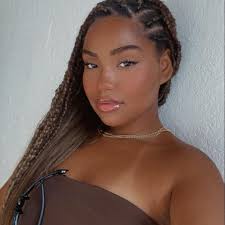 Estacionamento na frente e nas proximidades. Horário de funcionamento 09:00  as 21:00 de segunda a sábado e no domingo e nos feriados 09:00 as  17:00.Muito obrigado pela preferência !