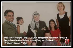 In haar hand haar mobiele telefoon, die een constant gepiep van inkomende appjes laat horen. Gerard ×—×¨×™×˜ ×§×•×¨× ×œ×™×•×¡ Auf Twitter Heeft Tijsvandenbrink Zijn Huiswerk Niet Gedaan Nota Bene Sigridkaag Sprak Tijdens De Van Randwijk Lezing Over Toenemende Antisemitisme Oa In Nederland Foto Het Gezin Van Mevr Kaag Omringen